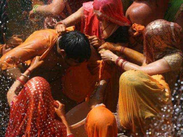 Du lịch - Lạ lùng lễ hội cho phép phụ nữ đánh đập, xé áo đàn ông