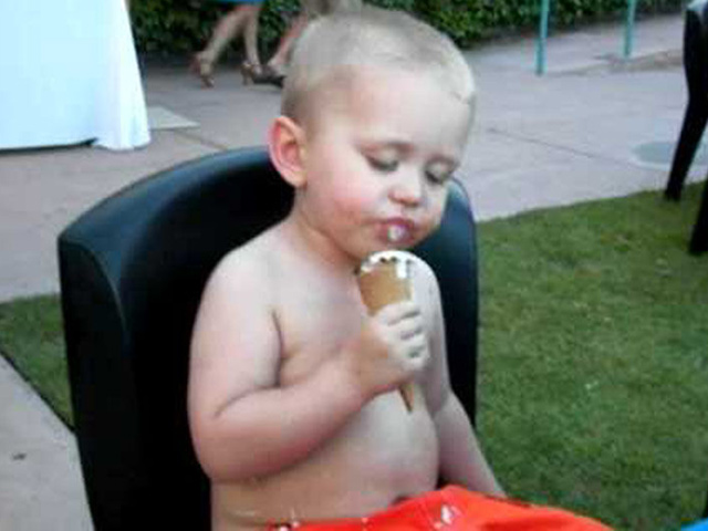 Cười 24H - Tụi nhóc "ngất trên cành quất" khi đang đánh chén