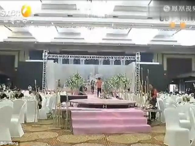 Phi thường - kỳ quặc - Đang cưới dở, cô dâu gọi cảnh sát đến bắt chú rể