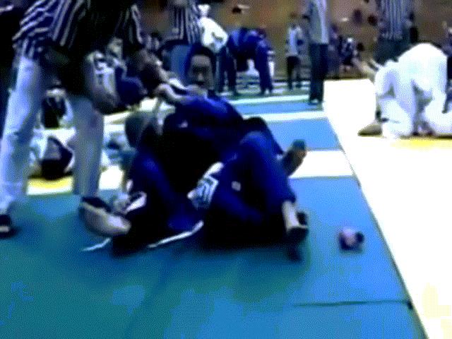 Thể thao - Sốc: Đánh không được, tháo đai thắt cổ đối thủ