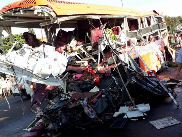 Tin nóng: Tai nạn xe khách kinh hoàng ở Gia Lai, ít nhất 11 người chết