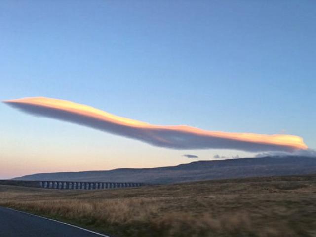 Đây là máy bay hay là đám mây?