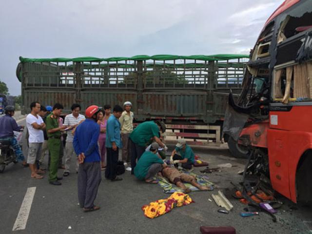 Tin tức trong ngày - Xe khách giường nằm tông xe tải, 3 người thương vong