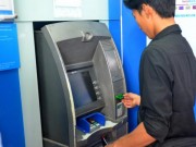 Tài chính - Bất động sản - Vừa rút tiền từ ATM vừa lo