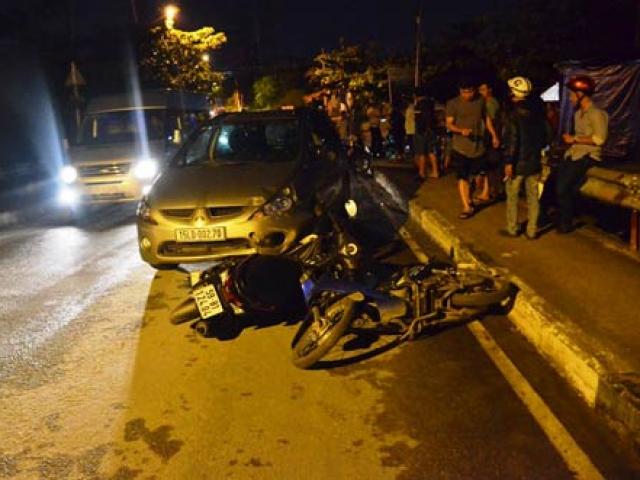 Ô tô “làm loạn” trên phố SG, người đi xe máy văng tứ tung