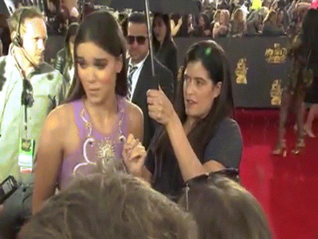 Mưa đá "rơi vỡ đầu" sao trên thảm đỏ MTV Awards 2017