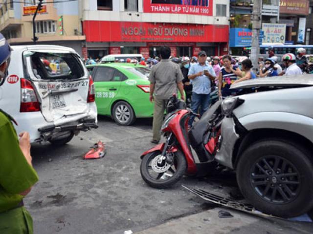 Tin tức trong ngày - 3 ô tô tông liên hoàn giữa SG, kẹp chặt người đi xe SH