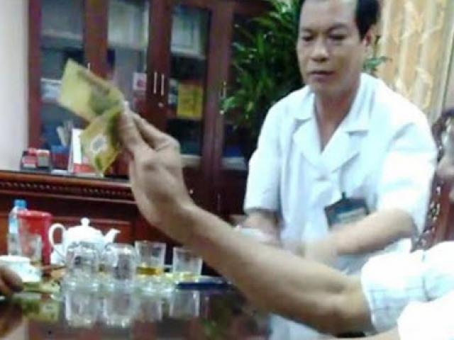 Tin tức trong ngày - Giám đốc bệnh viện mặc blouse đánh bài ăn tiền làm "nóng" mạng xã hội