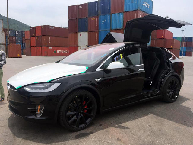 Tư vấn - "Hàng hiếm" Tesla Model X giá 3,7 tỷ đồng về Việt Nam