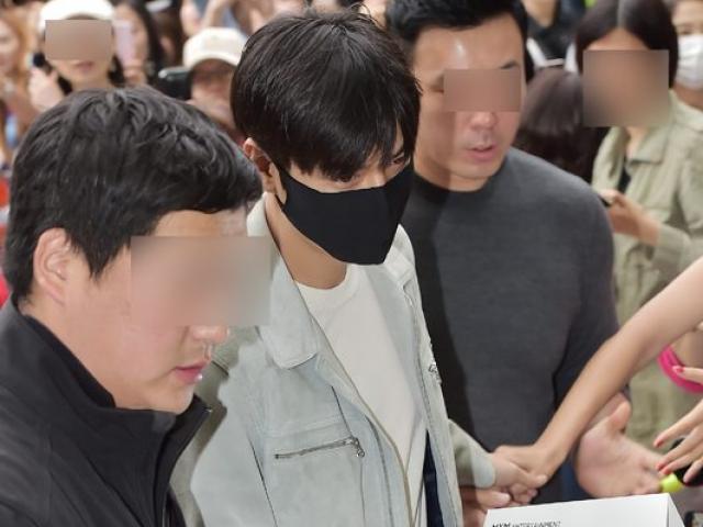 Ngắm trai đẹp Lee Min Ho bịt kín như "007" lên đường nhập ngũ