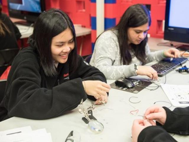 Giáo dục - du học - Nữ sinh Hà Nội thử chế tạo tên lửa