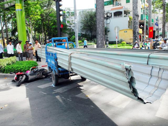 Tin tức trong ngày - Xe ba gác chở “máy chém”, cứa 2 người đi đường trọng thương