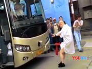 Phi thường - kỳ quặc - Dùng &quot;của quý&quot; kéo xe bus chạy bon bon trên đường