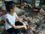 Tin tức trong ngày - Mang thịt lợn nhà đi bán giá rẻ, bị hất đầy dầu luyn