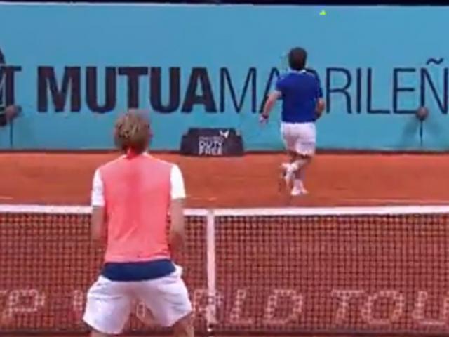 Thể thao - Federer cũng bái phục: Cú đánh "quỷ khốc thần sầu"