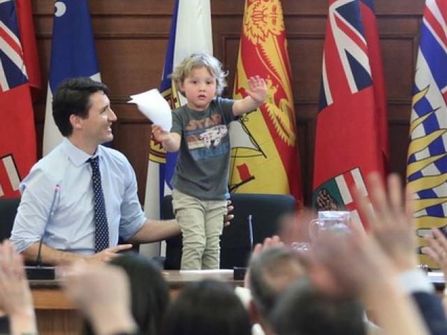 Thủ tướng điển trai Canada “gây bão” vì chơi với con trai