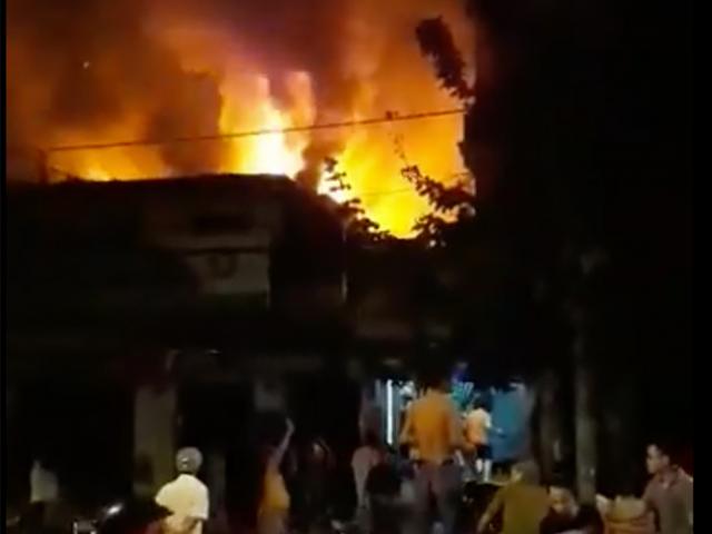 Tin tức trong ngày - Sau tiếng nổ lớn trong tiệm sửa xe, cả chục người dập lửa tháo chạy