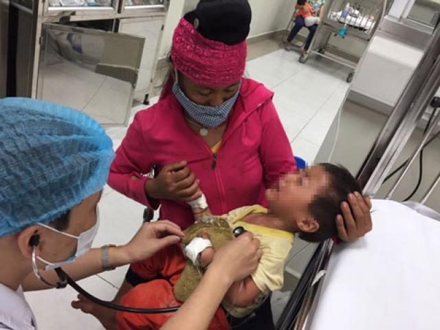 Tin tức trong ngày - Bé 3 tuổi nhập viện vì tu ừng ực chai dầu hỏa ở cạnh bếp