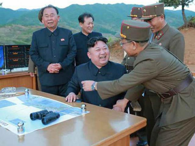 Thế giới - Kim Jong-un tươi cười ăn mừng phóng tên lửa "hạt nhân"