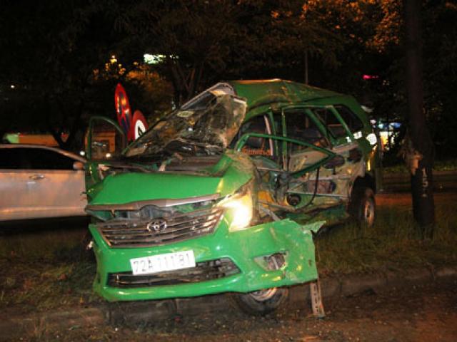 Tin tức trong ngày - Tài xế nằm bất động trong taxi bị vò nát trên đại lộ