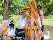 Ẩm thực - Dân mạng “phát sốt” với bánh mì “khổng lồ” ở An Giang