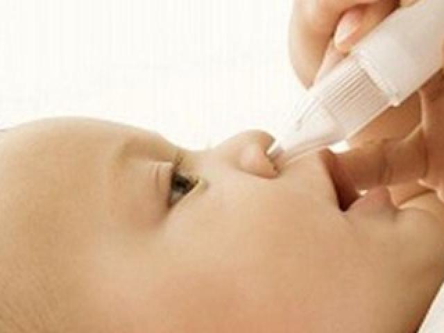 Sức khỏe đời sống - Mẹ hại con vì dùng nước muối sinh lý làm điều này