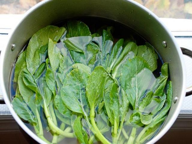 Sức khỏe đời sống - Ngâm nước muối lâu cho rau củ quả có tẩy sạch hóa chất?