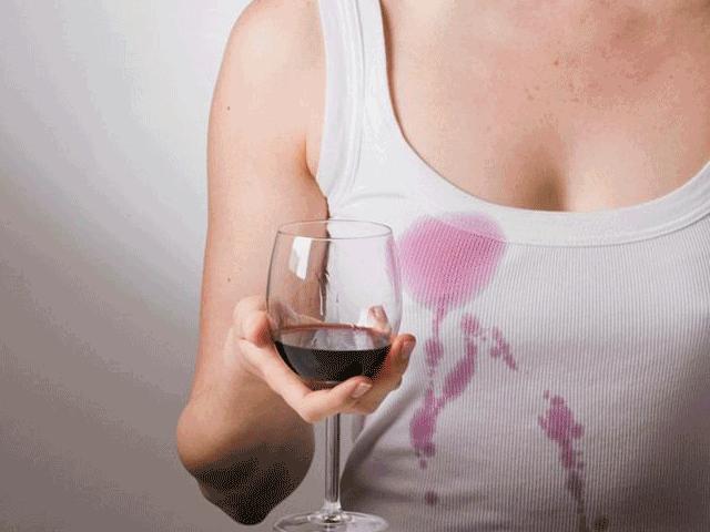 Bí quyết mặc đẹp - Chưa bao giờ việc "đánh bay" vết bẩn áo quần dễ như lúc này