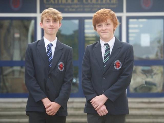 Giáo dục - du học - 2 thần đồng 14 tuổi có IQ cao hơn "ông hoàng vật lý" Hawking