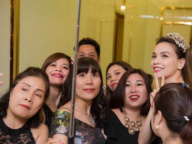 Người mẫu - Hoa hậu - Thoát lưới tình, Hà Hồ "trẩy hội" gợi cảm "lấn át" dàn mỹ nhân