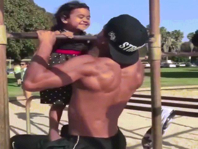 Làm đẹp - Chất ngất với cặp bố và con gái sành điệu khi tập gym