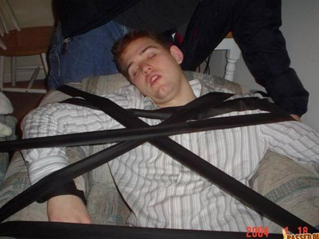 Tranh vui - Cái kết "cay đắng" khi đi ngủ không xem... giờ lành