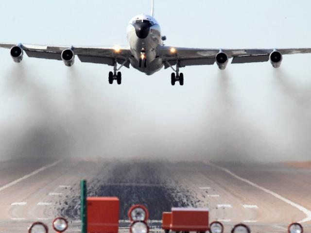 Thế giới - Chiến đấu cơ Trung Quốc nhào lộn ngay trên máy bay Mỹ