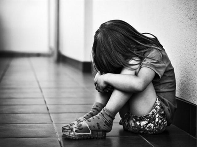 Sức khỏe đời sống - Làm sao phân biệt vùng kín bé gái bị xâm hại hay do ngã?