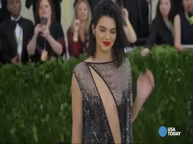 Người mẫu - Hoa hậu - Hot girl số 1 Hollywood lại gây sốt với mốt quần "mặc như không"