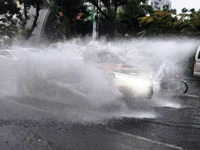 Tin tức trong ngày - "Sóng" cao gần 2m trên phố Sài Gòn sau cơn mưa như trút nước