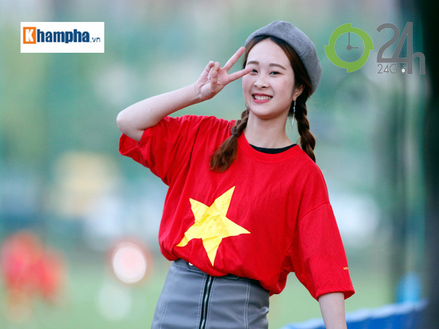 Bóng đá - Fan nữ xinh đợi 5 tiếng "săn" U20 Việt Nam ở Hàn Quốc