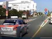 Tin tức trong ngày - Xác minh taxi ngang nhiên phóng ngược chiều trên cầu vượt ở Hà Nội