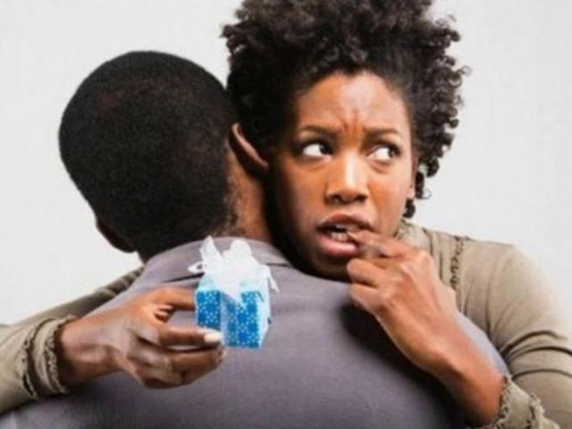 Truyện cười - Truyện cười: Bắt chồng phải cấy bệnh... hôi nách