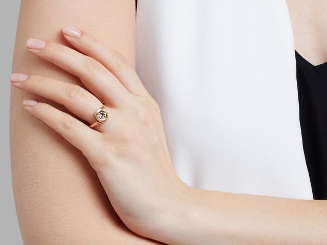 Thế giới - Anh: Mua nhẫn 300 nghìn ở chợ đồ cũ, dự bán lại 10 tỷ