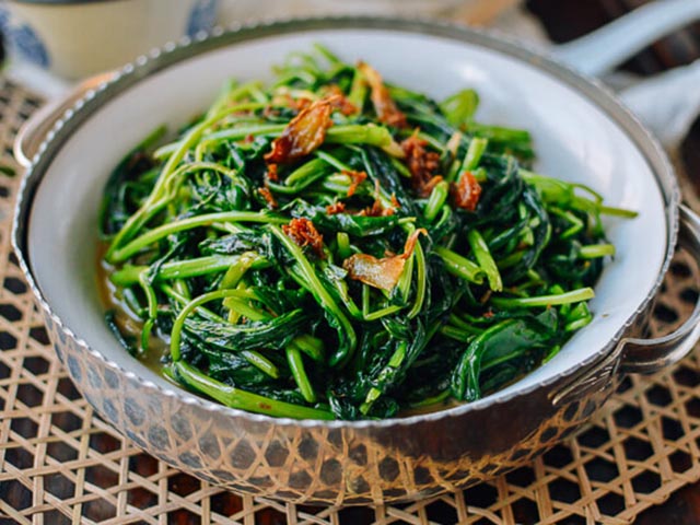 Ẩm thực - Xào rau muống kiểu này chẳng cần thịt cũng hết bay nồi cơm