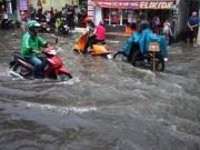 Tin tức trong ngày - Tốn trăm tỷ chống ngập, đường vẫn thành sông sau cơn mưa “chớp mắt”