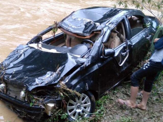 Tin tức trong ngày - Lũ cuốn bẹp dúm ô tô, tài xế tử vong