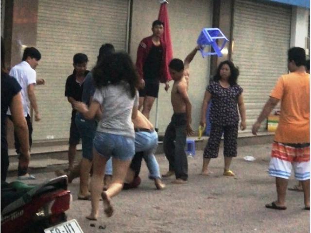 Pháp luật - Đang bán trà sữa, đôi nam nữ bị côn đồ xông vào đánh đập