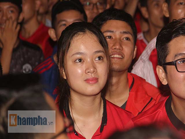 Bóng đá - “Rừng” fan MU Việt tắm sâm banh mừng cúp Europa League