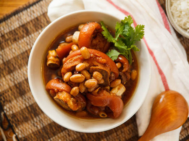 Ẩm thực - Chân giò hầm đậu phộng béo bùi, thơm nức cho bữa cơm chiều