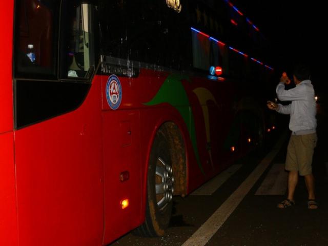 Tin tức trong ngày - Ba học sinh cấp 2 rủ nhau ra đường ném đá xe khách