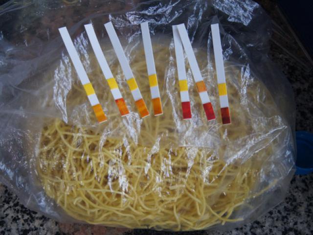 Thị trường - Tiêu dùng - Dùng hàng trăm kg hàn the làm mì sợi