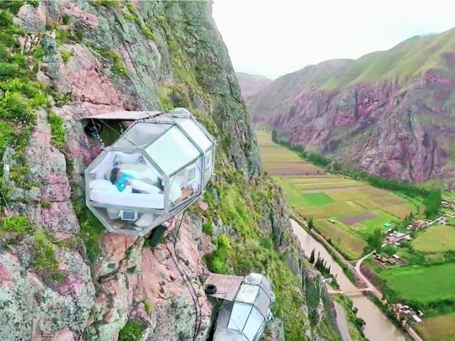 Du lịch - Ngủ lơ lửng trong lều "ngàn sao" cheo leo bên mép vực