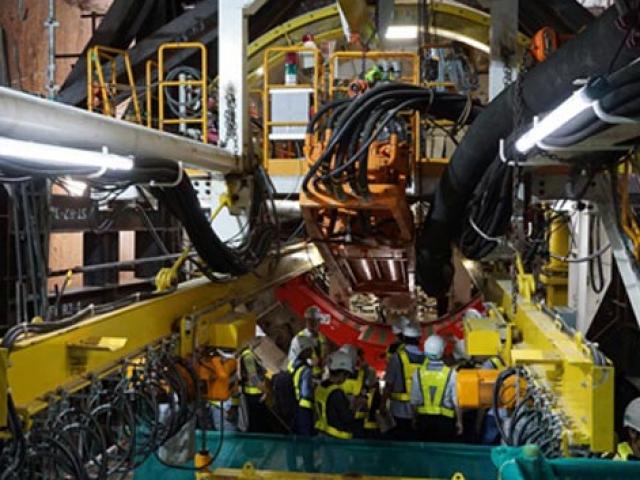 Tin tức trong ngày - Nóng 24h qua: “Quái vật” 300 tấn đặt mũi khoan đầu tiên xuyên lòng đất Sài Gòn